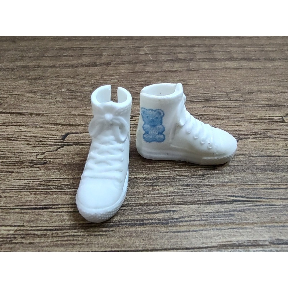 2019/20 Barbie Surprise Blind Bag (Wave 4 ) White Tennis Shoes Blue Teddy Bear
